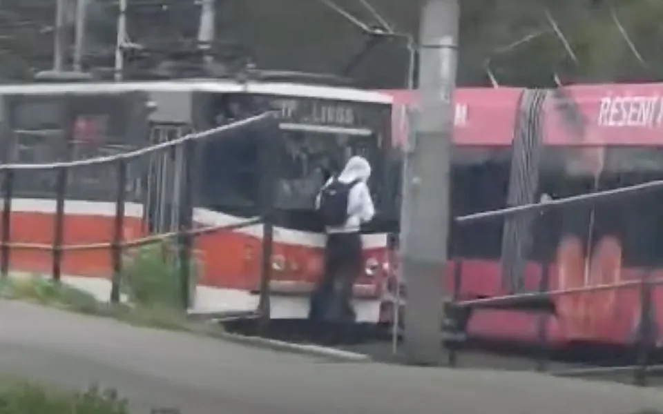 Mladík chtěl udělat dojem na kamarády.