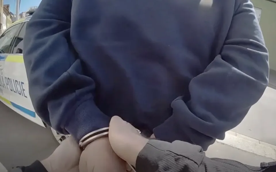 Muž skončil v poutech.