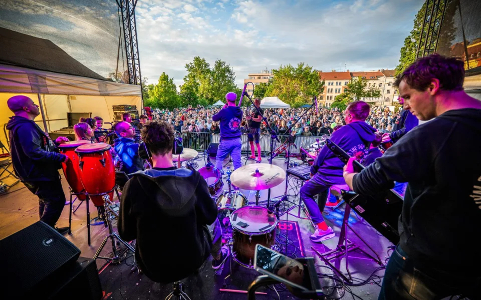 Kapitán Demo, Adovany nebo The Tap Tap: Festival Pojď dál 2026 zve na svůj 14. ročník