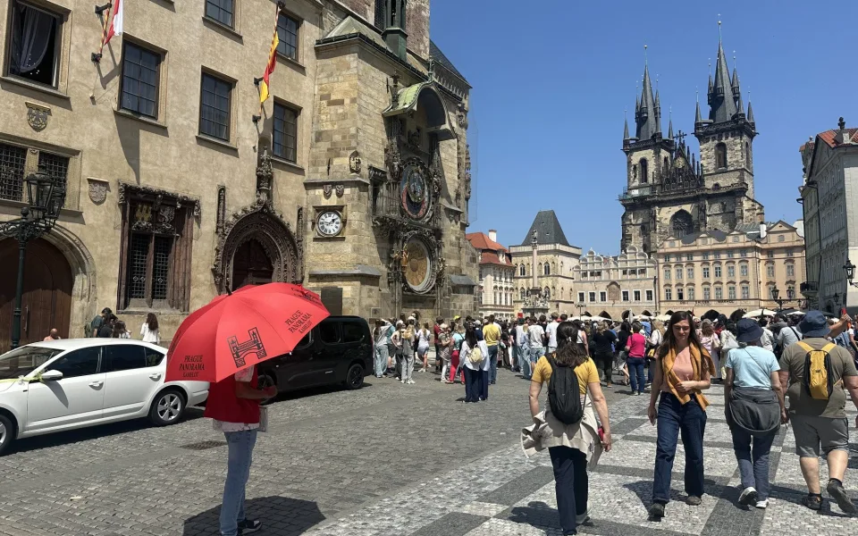 Opravdový konec deštníkářů v centru Prahy? Radní kvůli nim změnili tržní řád