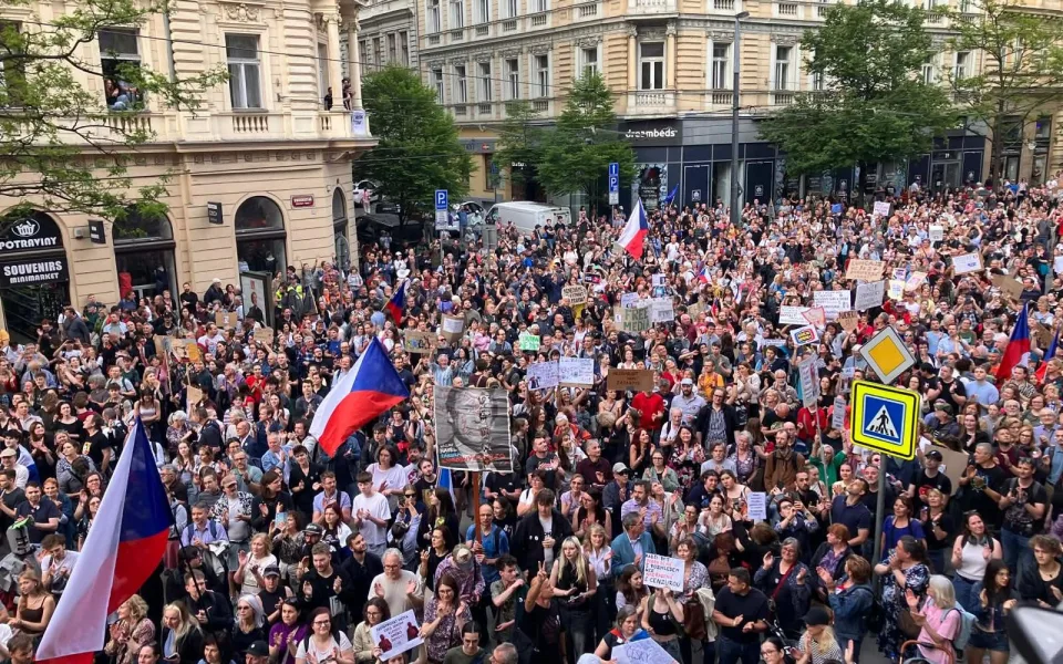 FOTO,VIDEO: Ruce pryč od médií. Za jejich nezávislost demonstrují bubeníci i rytíři