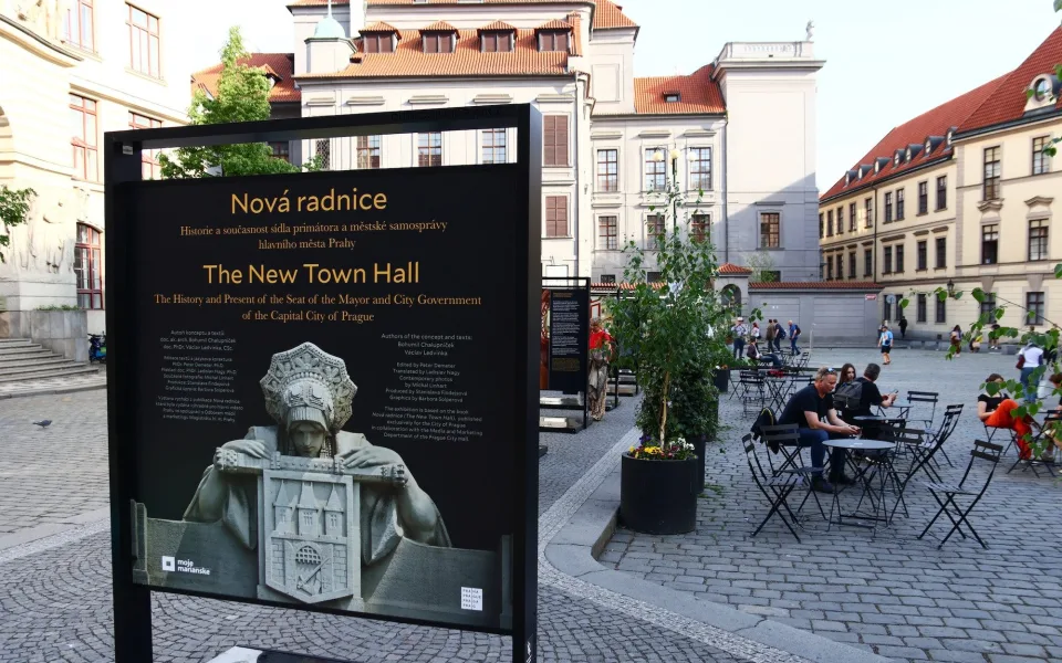 Pražská nová radnice slaví 115 let. Výročí připomíná nová kniha a výstava