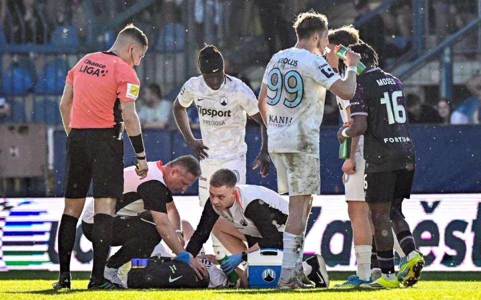 Slávistu Mosese řeší kvůli faulu na Hodouše disciplinárka, v derby ale hrát může