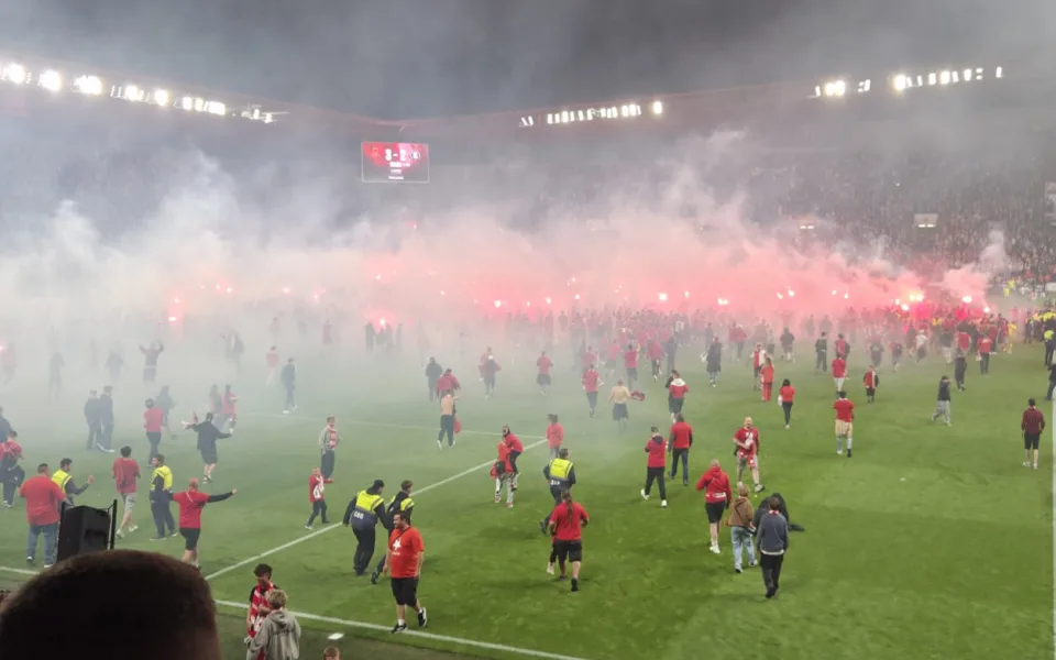 Fanoušci vběhnutím na hřiště přerušili derby a napadli hráče. Zápas se nedohrál