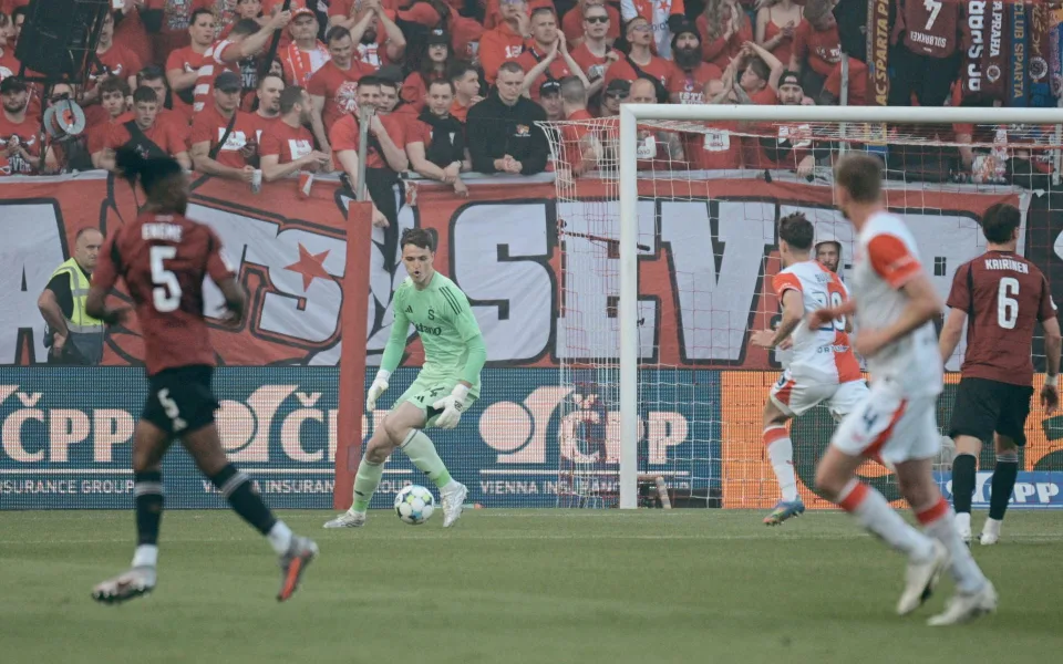 Derby se nedohrálo kvůli fanouškům, kteří vběhli na hřiště.