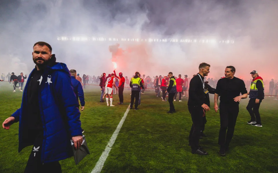 Derby se kvůli invazi fanoušků na hřiště nedohrálo.