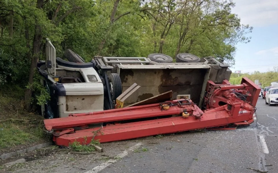 Nákladní auto se při nehodě převrátilo.