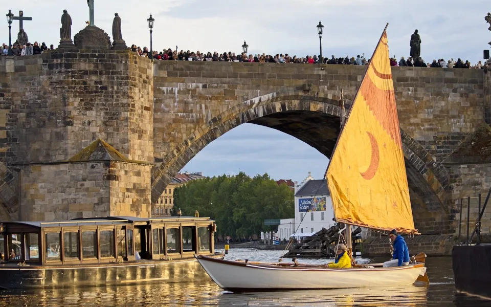 FOTO: Karlův most ožil barokními slavnostmi Navalis. Zakončen byl koncertem na Vltavě