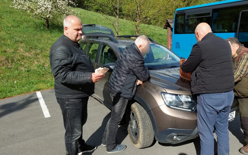 Muž vykradl kasičku lesního baru na Jesenicku, dopadli ho pražští policisté na výletě