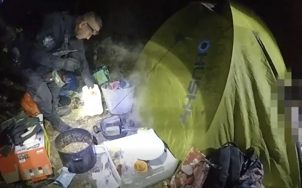 Dvojice vařila drogy přímo před stanem.
