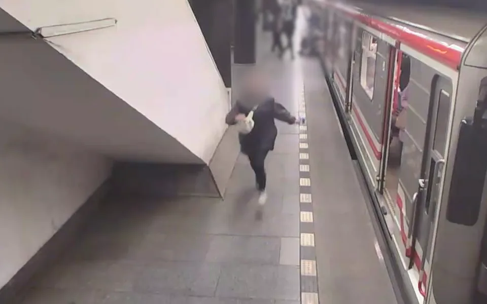 Žena spadla po srážce s mladíkem mezi vagony metra.