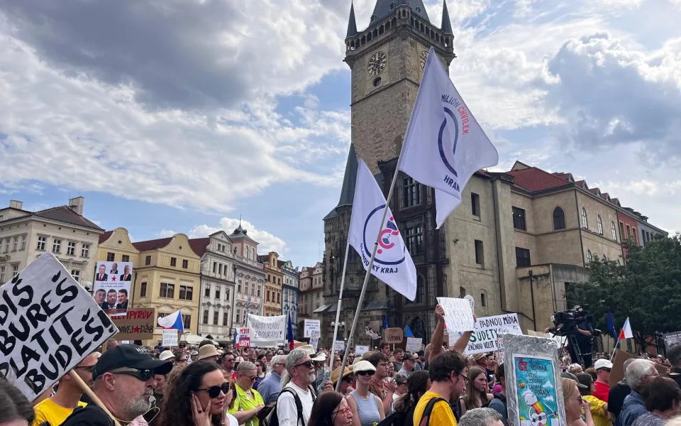 Prahou zní podpora veřejnoprávních médií. Průvod Milionu chvilek půjde před Úřad vlády