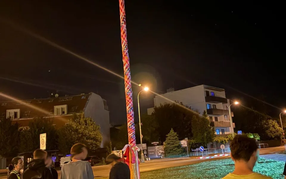 Parta mladých podřezala v Praze májku.