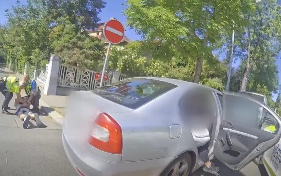 Taxikáře museli z auta vytáhnout strážníci.