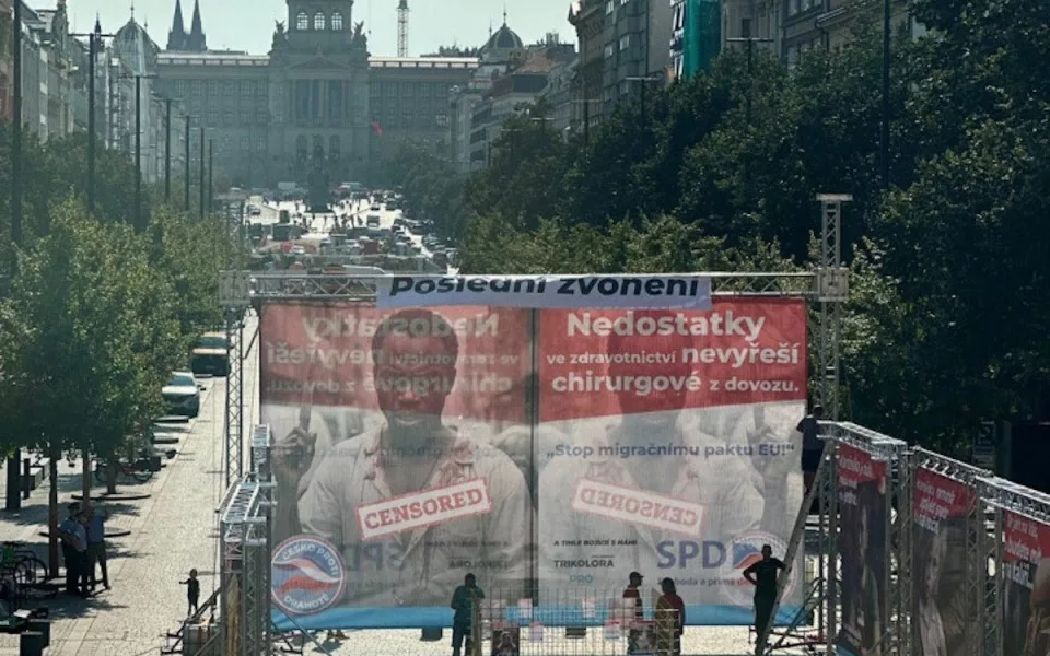 Plakáty byly i na Václavském náměstí.