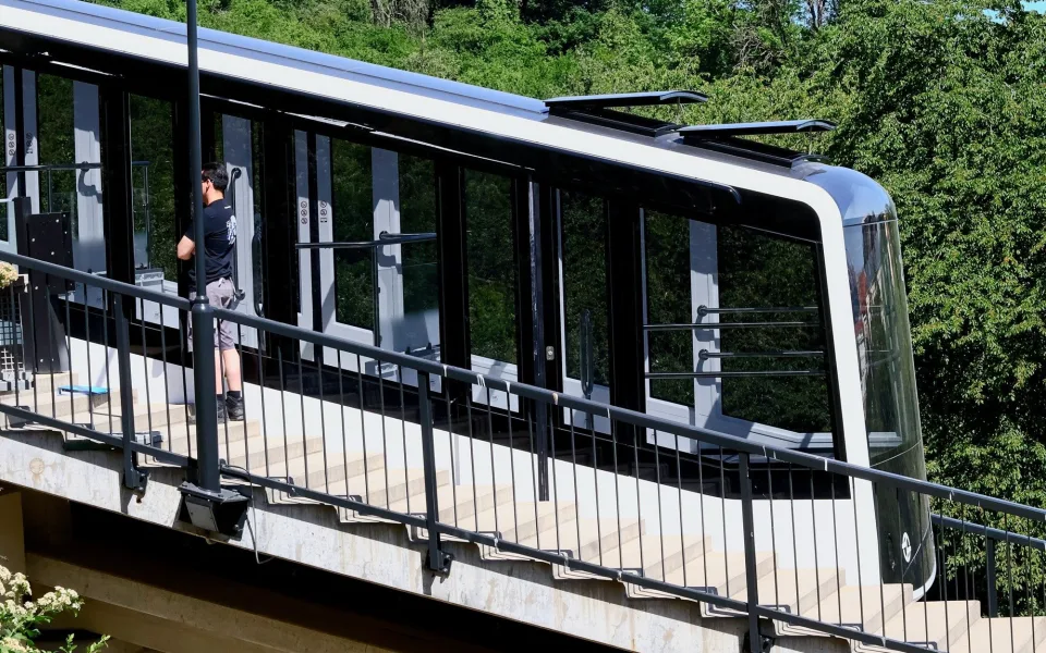 Proč nemají nové vozy lanovky na Petřín klimatizaci? Důvodem jsou váha a doba jízdy