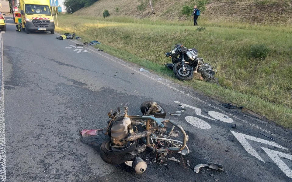 Kusy motorek se rozlétly do všech stran, policie zveřejnila snímky z děsivé nehody