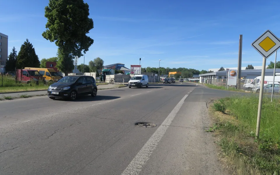 Řidič SUV zavinil v Praze 20 nehodu a odjel. Policie hledá svědky
