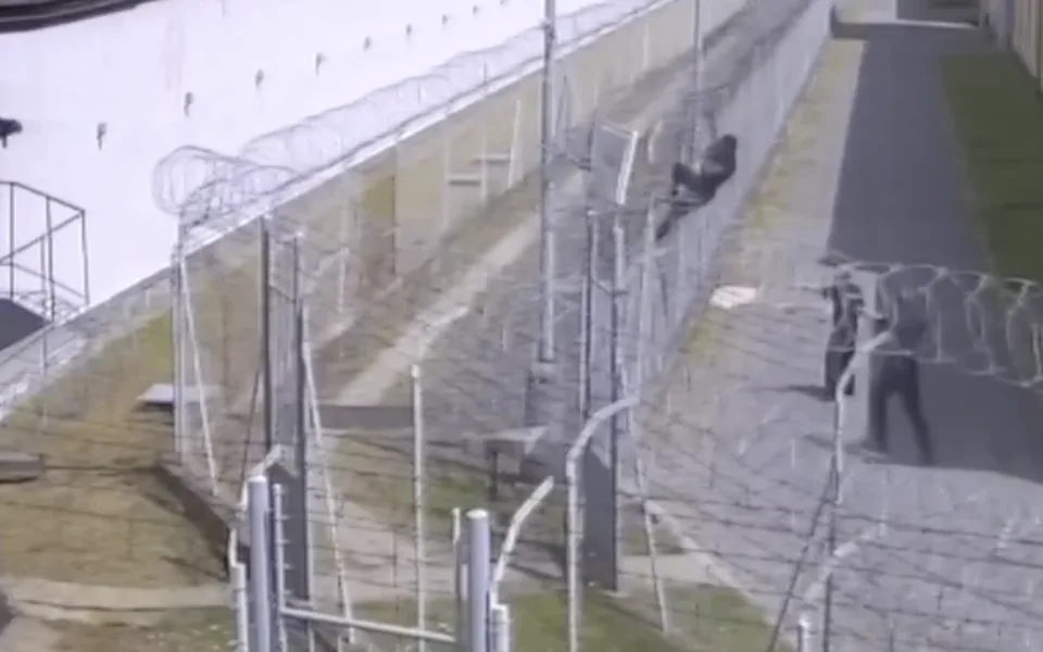 VIDEO: Trestanec chtěl utéct z pankrácké věznice. Dostal se k prvnímu plotu