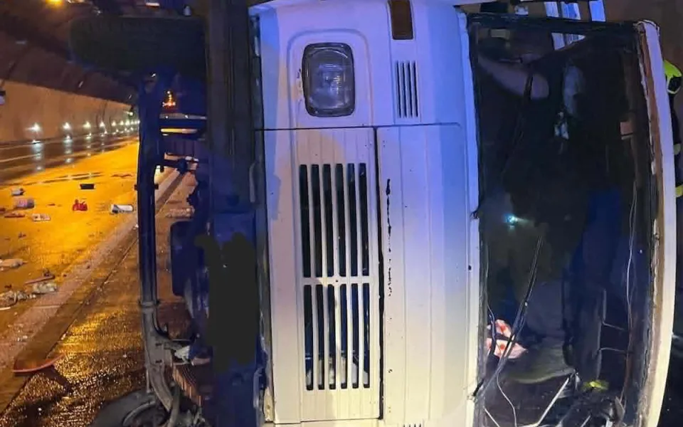 Noční nehoda v Komořanském tunelu komplikovala dopravu směrem na D1