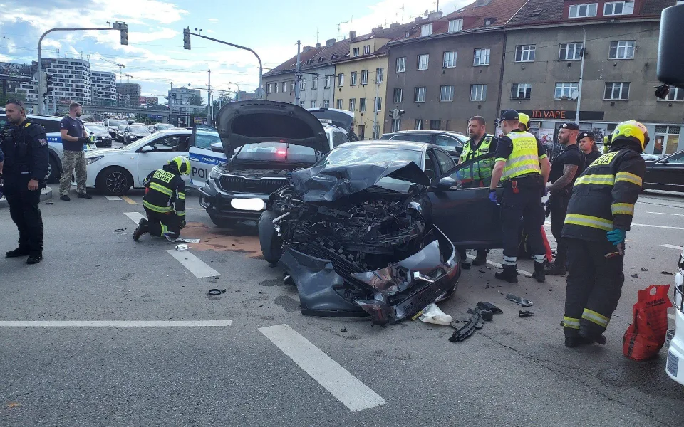 V Poděbradské se srazilo osobní auto s policejním vozem, na místě jsou zranění