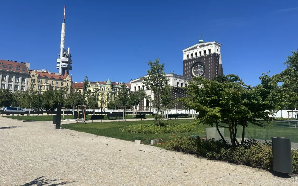 Přehřátá plocha bez zeleně? Na opravený Jiřák se snáší kritika, realita je ale jiná