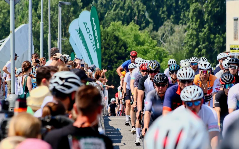 FOTO: Jako na Tour de France. Cyklonadšenci si v Praze zkusili slavný závod