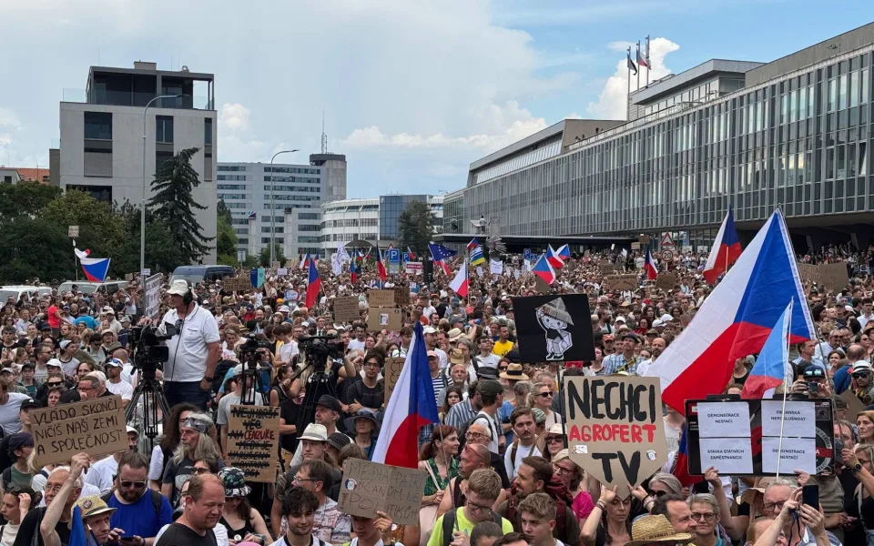 Několik tisíc lidí v Praze protestovalo na podporu veřejnoprávních médií