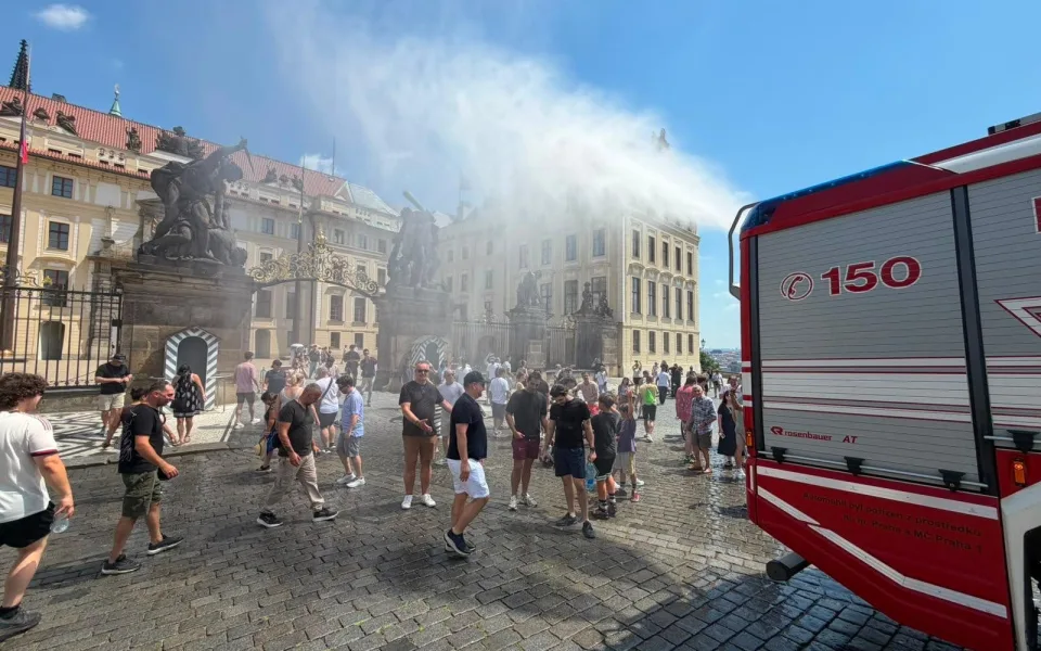 Hasiči jeli kropit i k Pražskému hradu.
