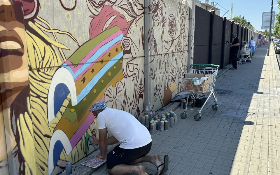 FOTO: Z šedé zdi je obří galerie. V Praze vzniká jeden z největší muralů v Evropě