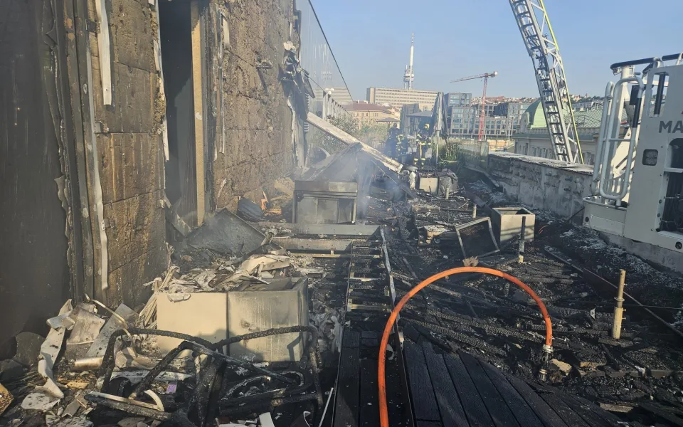 Hořela střecha hotelu v centru Prahy, hasiči vyhlásili třetí stupeň poplachu