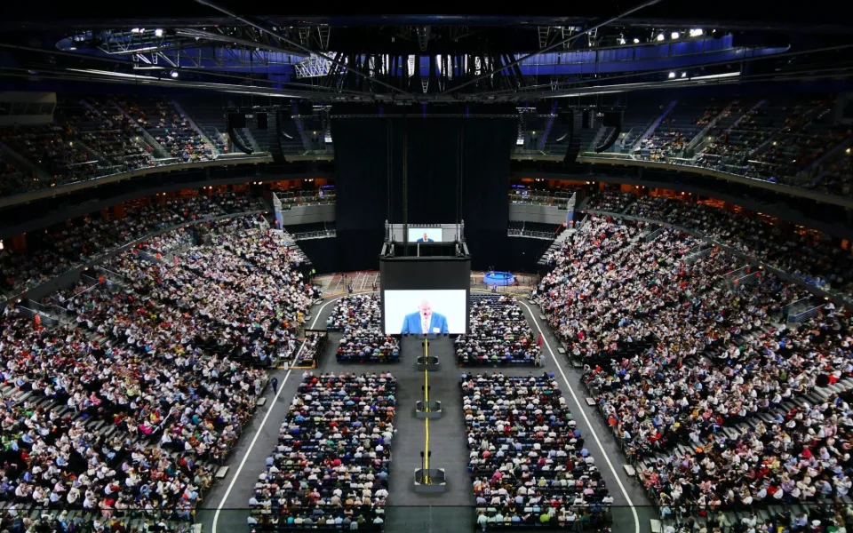 Plná O2 arena, křty v bazénu, kolaps klimatizace. Podívali jsme se na sjezd Jehovistů