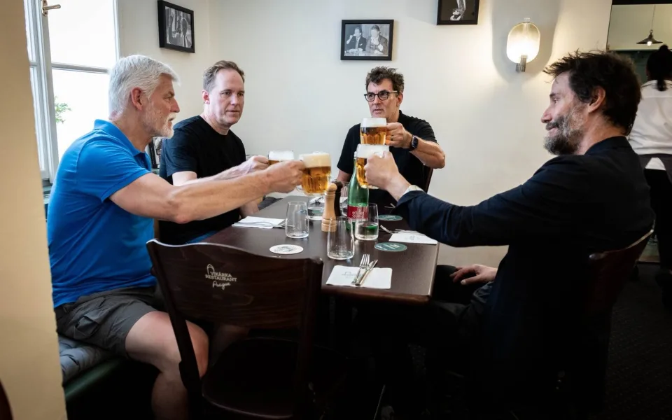 Prezident Pavel přivítal na Hradě herce Keanu Reevese, dali si i pivo