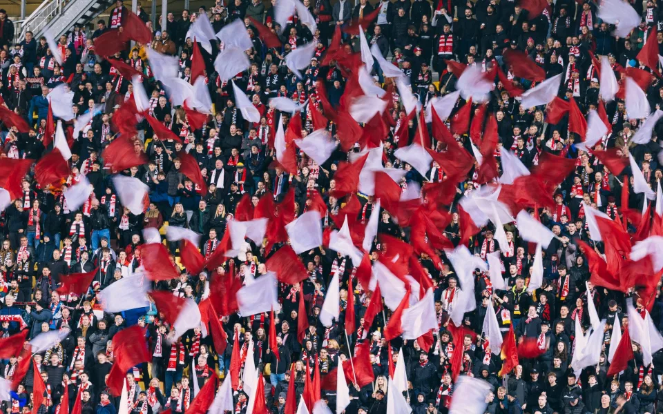 Problém pro tribunu sever v Edenu. Lístky si lidé nekoupí, dokud neidentifikují výtržníky
