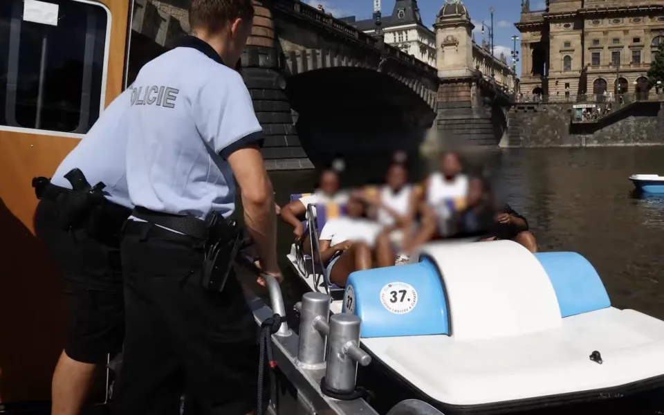 Pražští policisté posílili dohled na vodě, kontrolují rybáře i lidi na šlapadlech