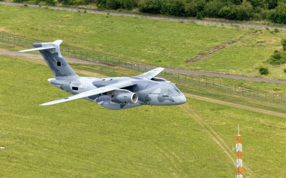 V Praze přistál první ze dvou transportních letounů Embraer pro českou armádu