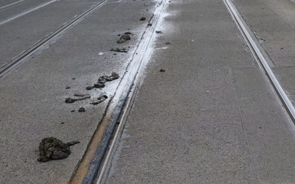 Vysoké teploty poškodily tramvajovou trať mezi Florencí a Palmovkou