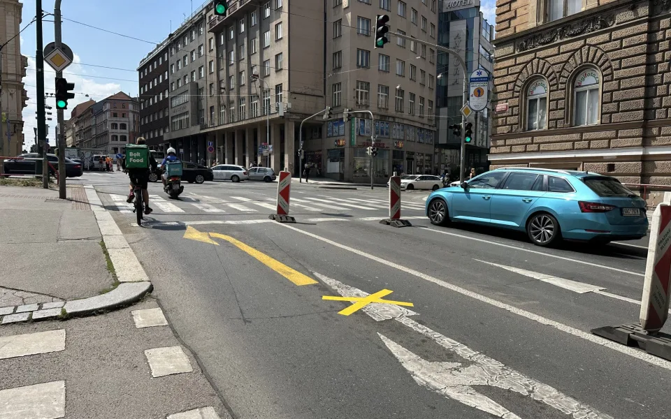 K nehodě došlo na křižovatce Sokolské a Ječné.