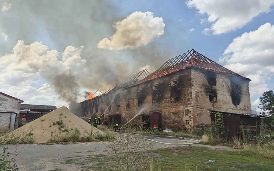 V Praze hoří stodola, hasiči vyhlásili druhý stupeň poplachu