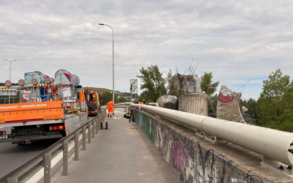 U Barrandovského mostu se zřítila slavná plastika, kusy popadaly na cyklostezku