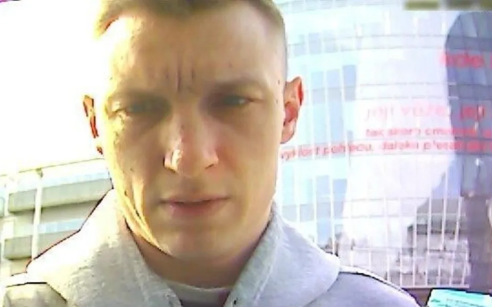 Policie vyšetřuje podvody na sociálních sítích. Pátrá po muži, který by se měl pohybovat po Praze