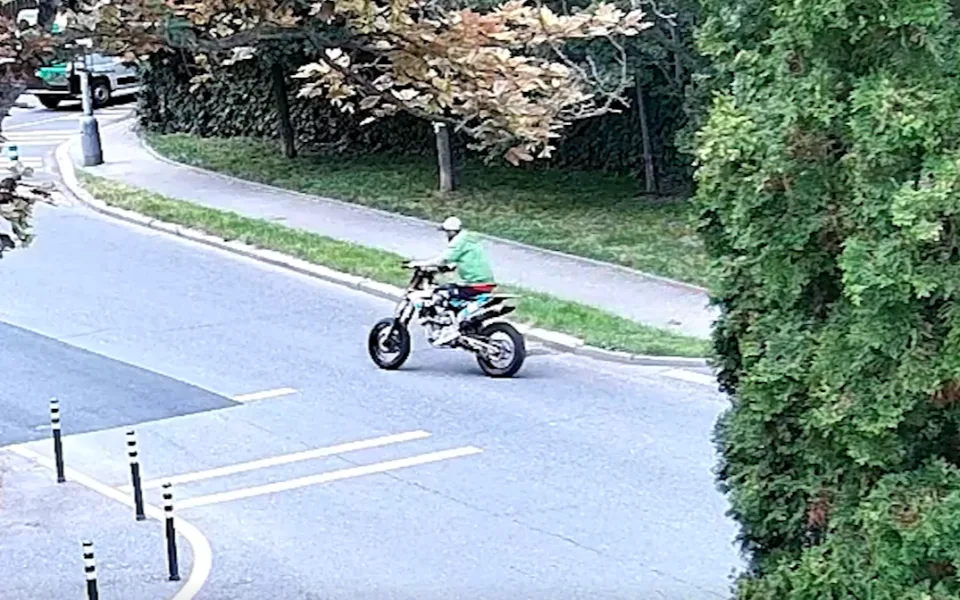 VIDEO: Zloděj vnikl do podzemních garáží v Praze 6 a ukradl závodní krosový speciál za 400 tisíc