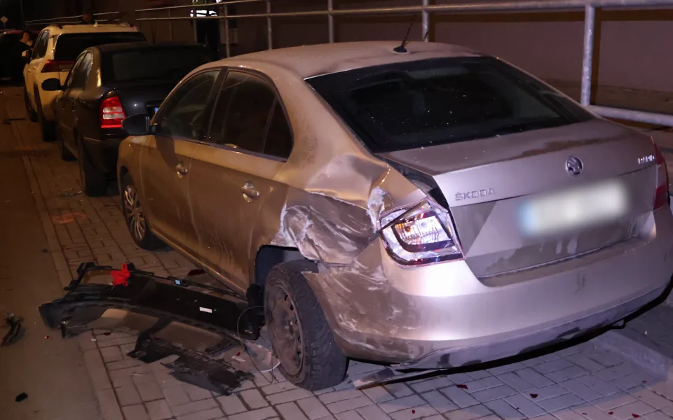 Uvolněné auto poničilo deset aut.