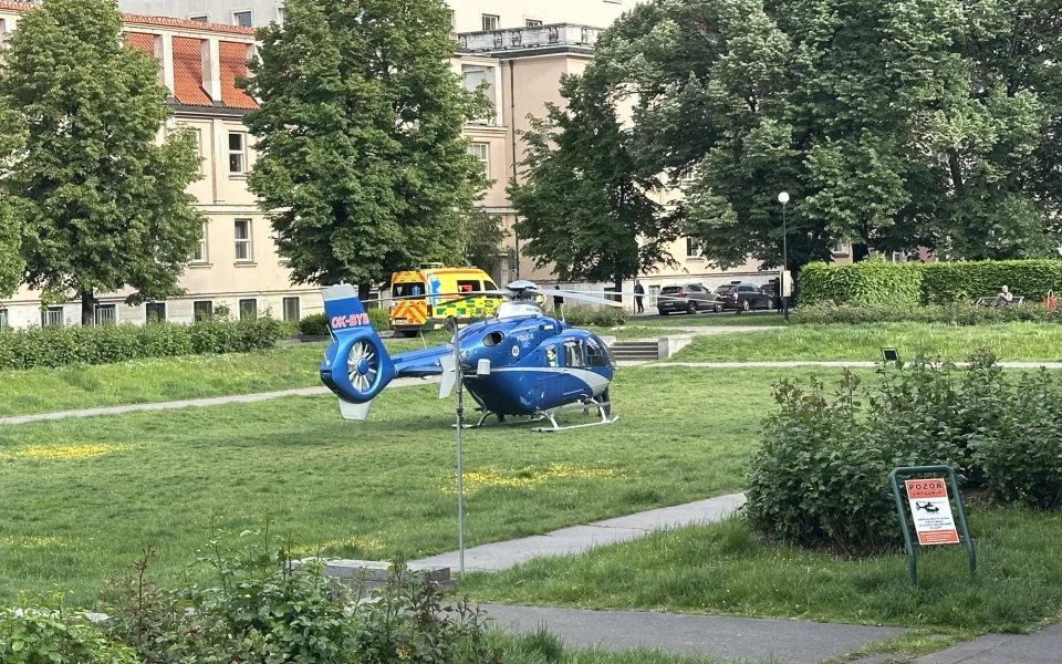 Vrtulníky teď musí přistávat v Zítkových sadech.