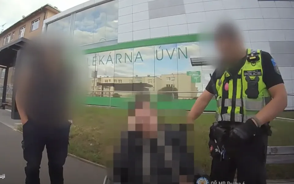 Žena nechtěla opustit kolečkové křeslo patřící nemocnici.