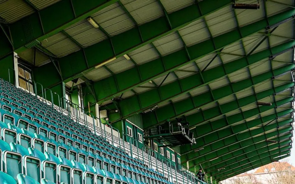 Máte rádi fotbal a filmy? Letní kino bude také na stadionu ve Vršovicích