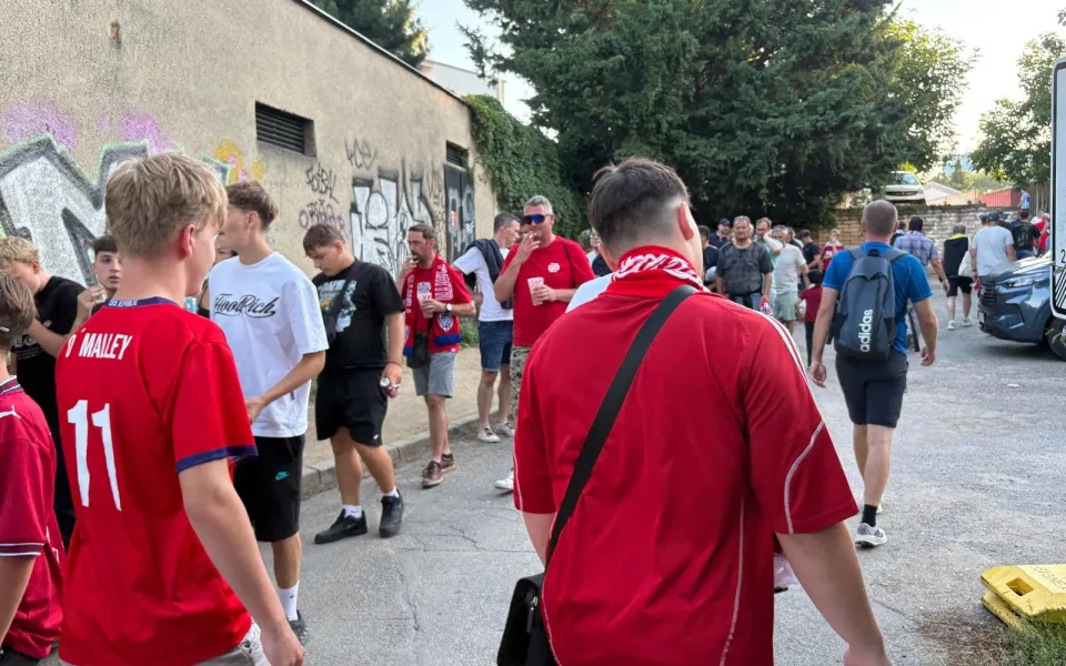 FOTO: Sparta zahajuje sezonu v Brně, chuligáni před zápasem posprejovali most