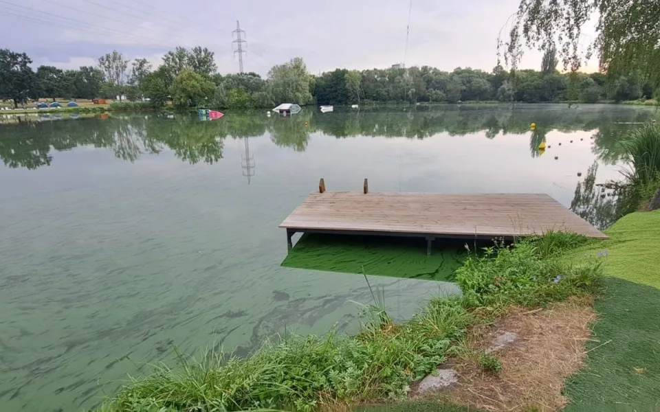 Na Džbánu je zákaz koupání.