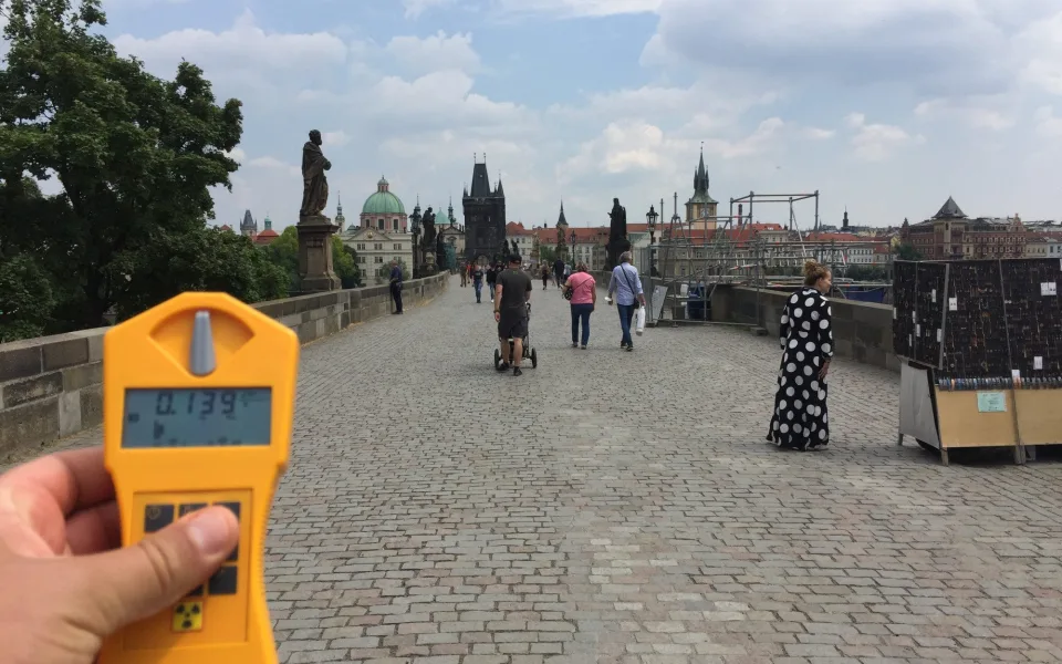 Lovci záření naměřili radioaktivitu na nádražích i v centrech českých měst