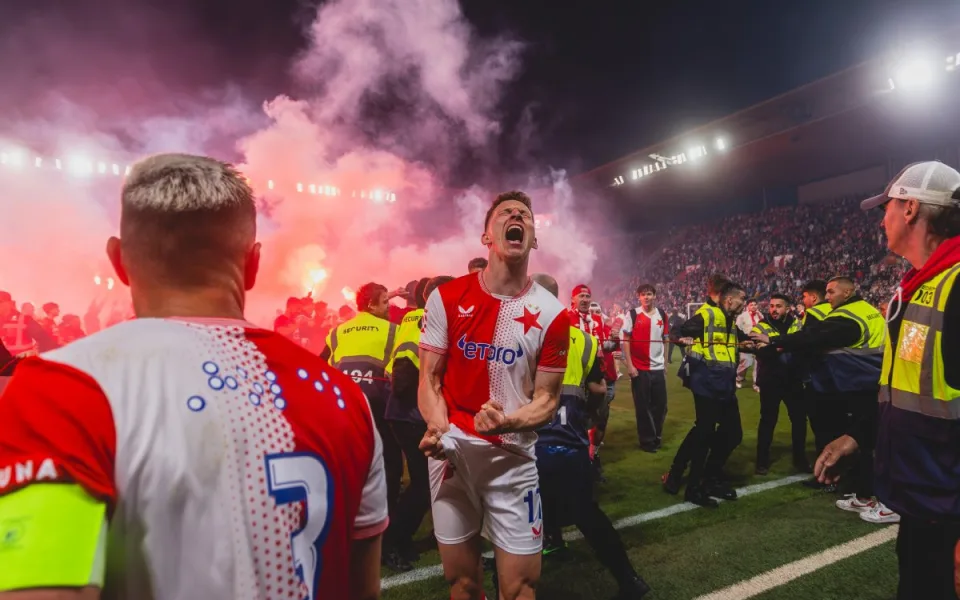 Derby předčasně ukončil vpád fanoušků na trávník.